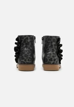 Cotton On Soldes RUFFLE ANKLE BOOT - Bottines bottes et bottines rond enfant -France Cotton On Soldes Boutique 09808faa17ec4c8ea28457689ae7e975