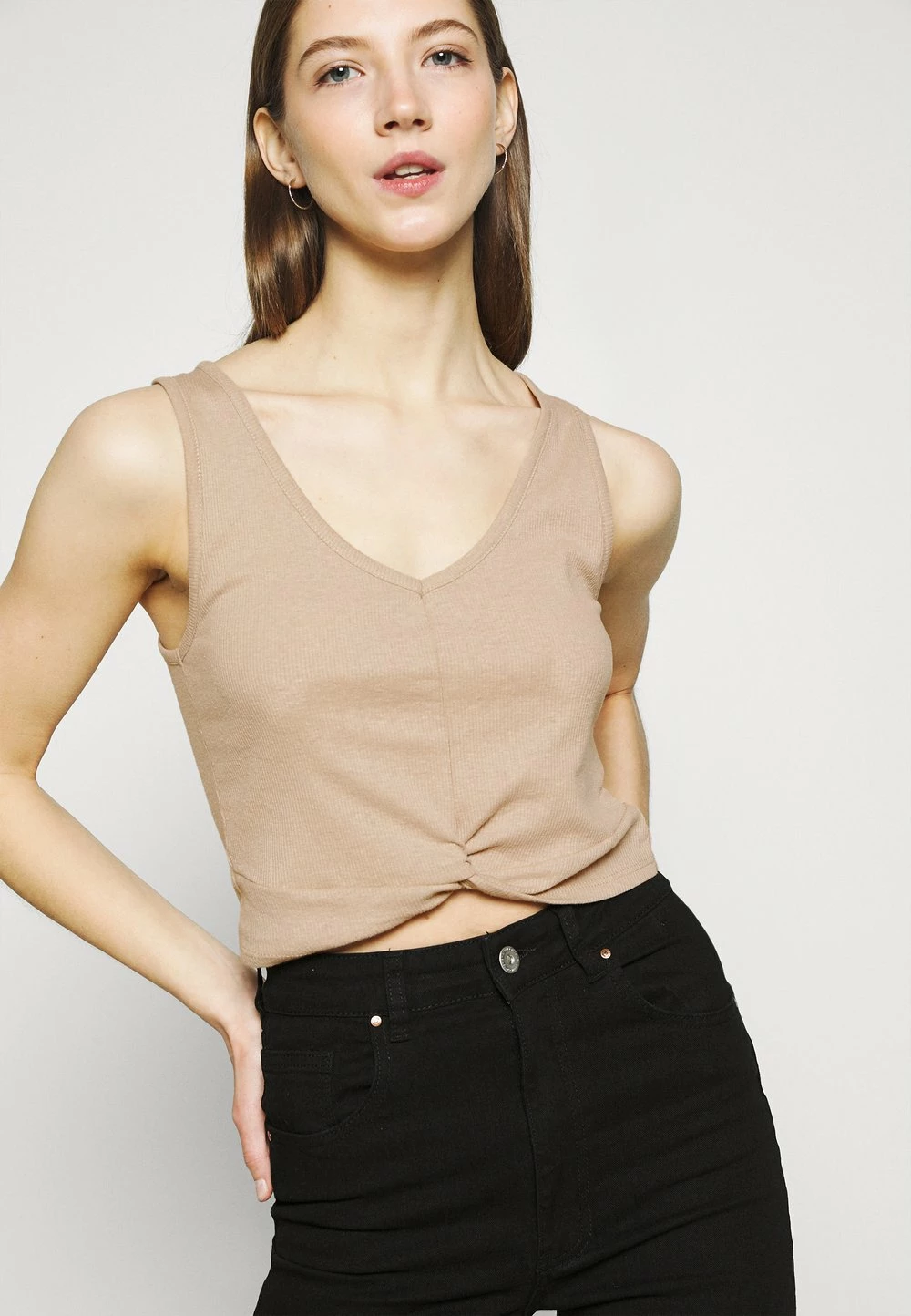 Prix Dynamité Cotton On TILLY TWIST FRONT TANK - Débardeur t-shirts et tops col en v profond femme 6 Prix Dynamité Cotton On TILLY TWIST FRONT TANK - Débardeur t-shirts et tops col en v profond femme – Image 4