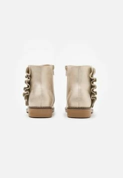 Prix Distinctifs Cotton On RUFFLE ANKLE BOOT - Bottines bottes et bottines rond enfant 13 Prix Distinctifs Cotton On RUFFLE ANKLE BOOT - Bottines bottes et bottines rond enfant -France Cotton On Soldes Boutique 6ef4bae0256a4da4808c96307fb11b53