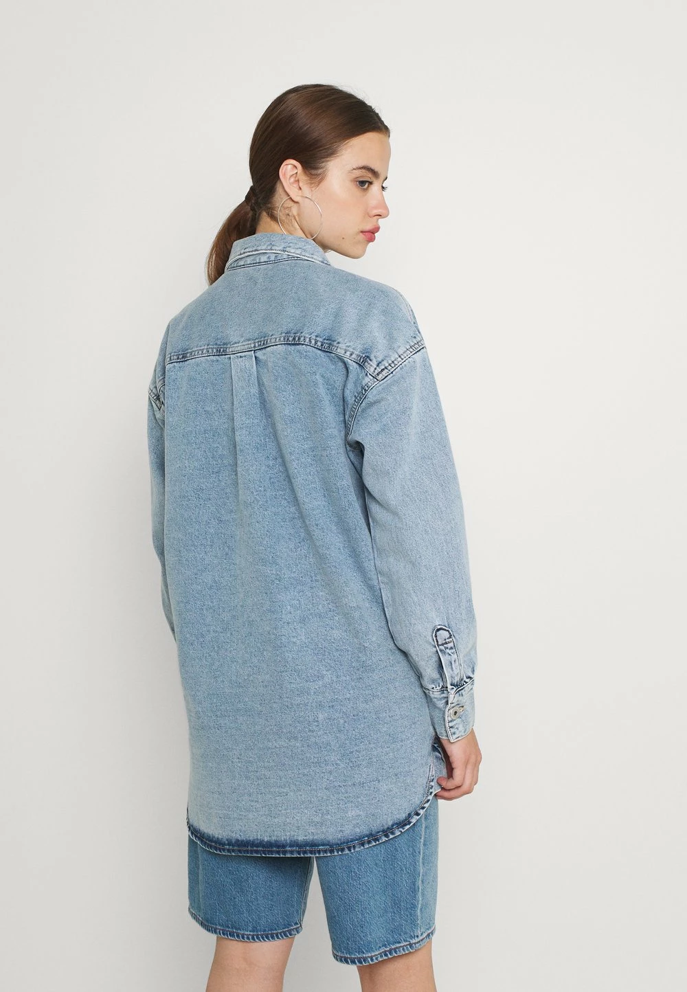 Cotton On THE SHACKET - Veste en jean Promos vestes col à revers femme 5 Cotton On THE SHACKET - Veste en jean Promos vestes col à revers femme – Image 3