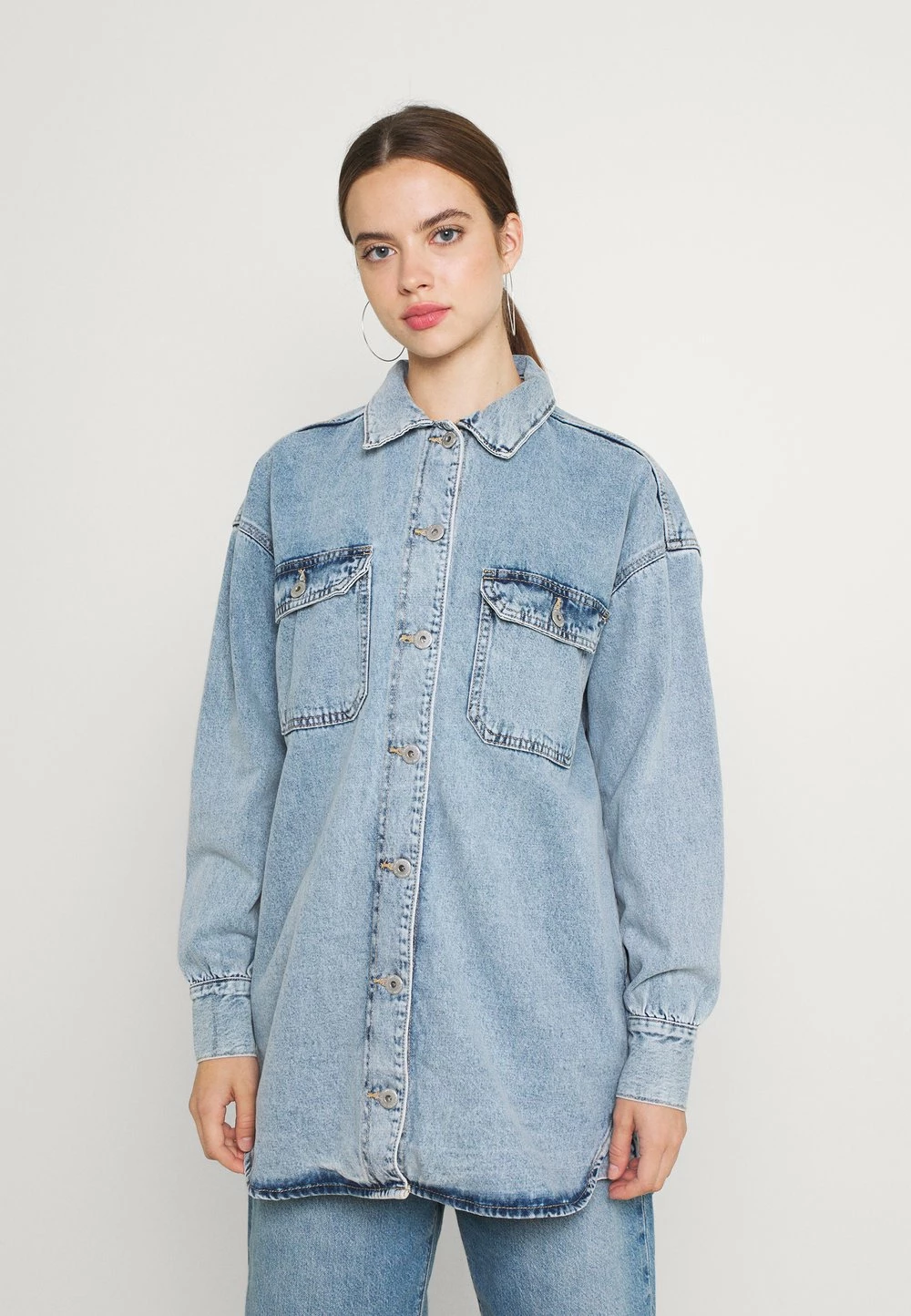 Cotton On THE SHACKET - Veste en jean Promos vestes col à revers femme 3 Cotton On THE SHACKET - Veste en jean Promos vestes col à revers femme