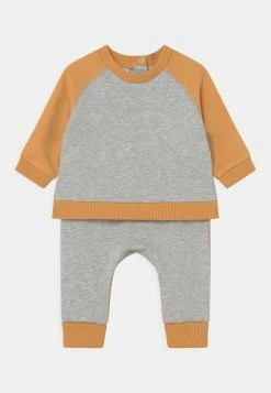 Bonne Qualité Cotton On TATE SULLY SET UNISEX - Survêtement pantalons & jeans haute -France Cotton On Soldes Boutique de3bb142ac044f259b89e1ada4877e18 1