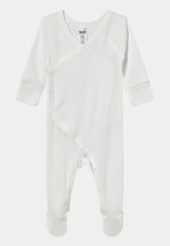 Cotton On Bon Rapport Coût-Efficacité ORGANIC NEWBORN CROSS OVER ROMPER UNISEX - Grenouillère cadeaux de naissance cache-cœur