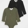 Prix Refroidis Cotton On LONG SLEEVE BUBBYSUIT 2 PACK - Body cadeaux de naissance col tunisien enfant -France Cotton On Soldes Boutique f88671886c084a72982ce0fc7816a440